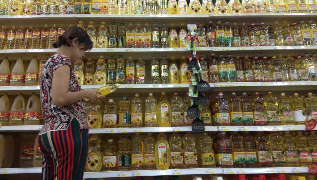 ဈေးကွက်အတွင်း ဝယ်လိုအားထက် ရောင်းပေးနိုင်သည့် ပမာဏနည်းကာ စားအုန်းဆီဈေးမှာ သတ်မှတ်ဈေးနှင့် ၂ ဆမြင့်နေသည်