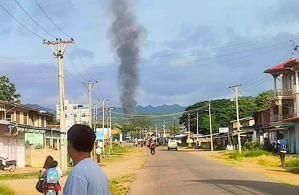 ယနေ့မနက် စစ်ကောင်စီက လက်နက်ကြီးဖြင့် ပစ်၍ မီးလောင်ပျက်စီးနေသည့် မိုးဗြဲမြို့ ပေါ်မှ နေအိမ်အချို့ (ဓာတ်ပုံ - KNDF)