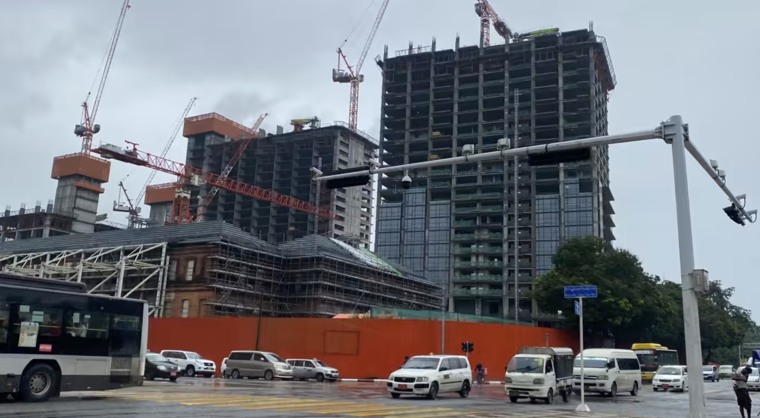 Yoma Central လုပ်ငန်းခွင်တွင် အားကျိုးမာန်တက်လုပ်ကိုင်နေသော်လည်း ယခုအခါ ထိုနေရာတွင် မည်သည့် အလုပ်သမားမျှ မရှိတော့ပေ / Nikkei