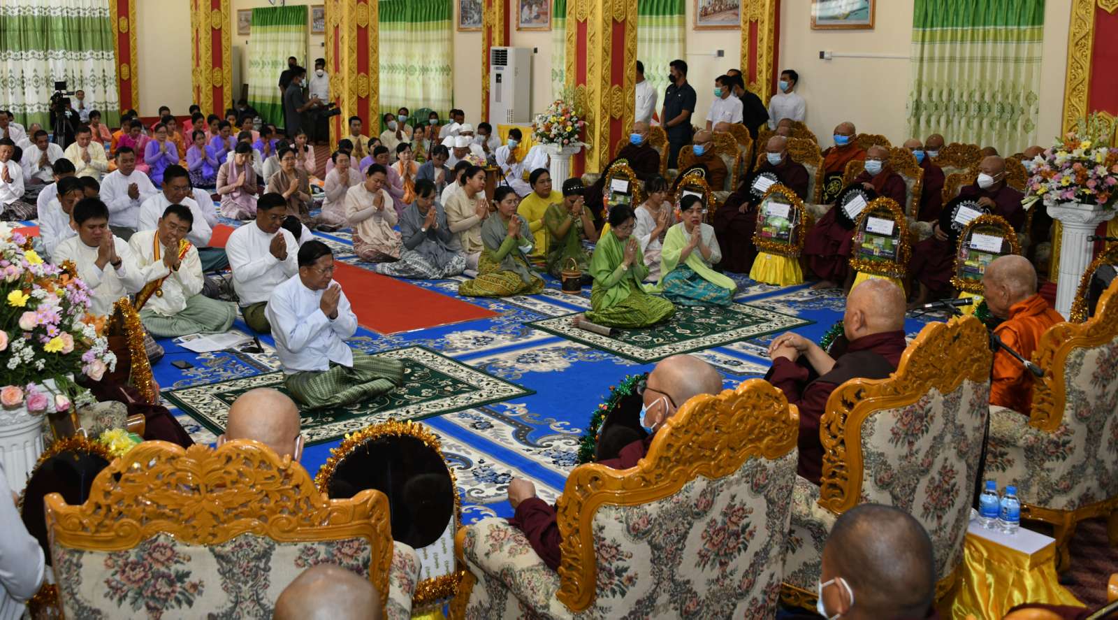 ဒေါက်တာ သာရင်မြတ်သည် ဗိုလ်ချုပ်မှူးကြီး မင်းအောင်လှိုင်၏သား ကိုအောင်ပြည်စုံနှင့် အတူထိုင်ပြီး ဒေါက်တာ သာရင်မြတ်၏ဇနီး ဒေါ်နွယ်နွယ်အေးသည် ဒေါ်ကြူကြူလှနှင့် ဘေးချင်းယှဉ်ထိုင်ကာ ဓမ္မဗိမာန်ဖွင့်ပွဲ တက်ရောက်ကြသည်။