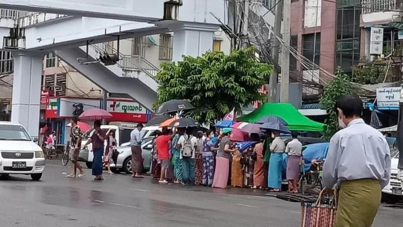 ဇူလိုင် ၂၁ ရက်က ရန်ကုန်မြို့တွင် ဆေးဝယ်ယူနေကြသည့်မြင်ကွင်း  / Ko Min