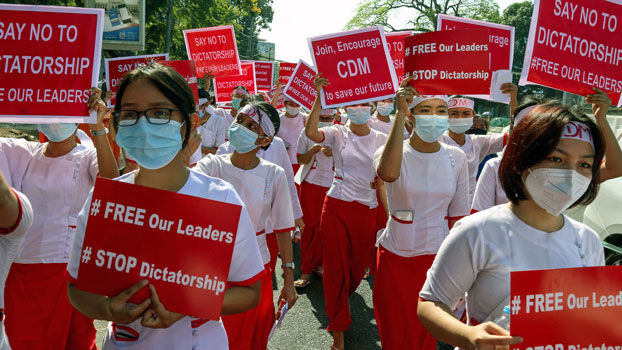 ရန်ကုန်မြို့ ကျန်းမာရေးဝန်ထမ်းများ CDM လှုပ်ရှားမှုတွင် ပါဝင်ဆန္ဒပြနေကြစဉ် / AFP