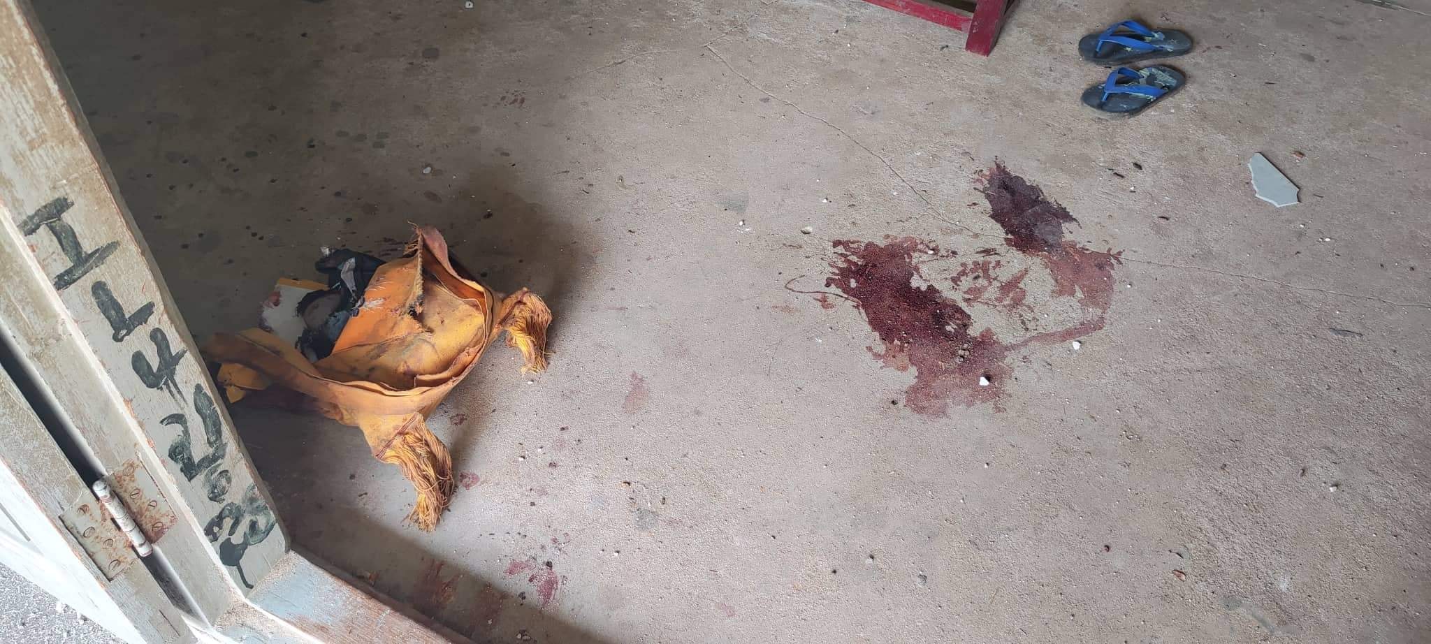 စက်တင်ဘာလ ၁၆ ရက်နေ့က လက်ယက်ကုန်းကျေးရွာကို စစ်ကောင်စီတပ်ဖွဲ့ဝင်များ စီးနင်းတိုက်ခိုက်ပြီးနောက် သွေးကွက်များနှင့် ကျောင်းသားကလေးငယ်များ၏ ပစ္စည်းများ ပြန့်ကြဲနေစဉ်