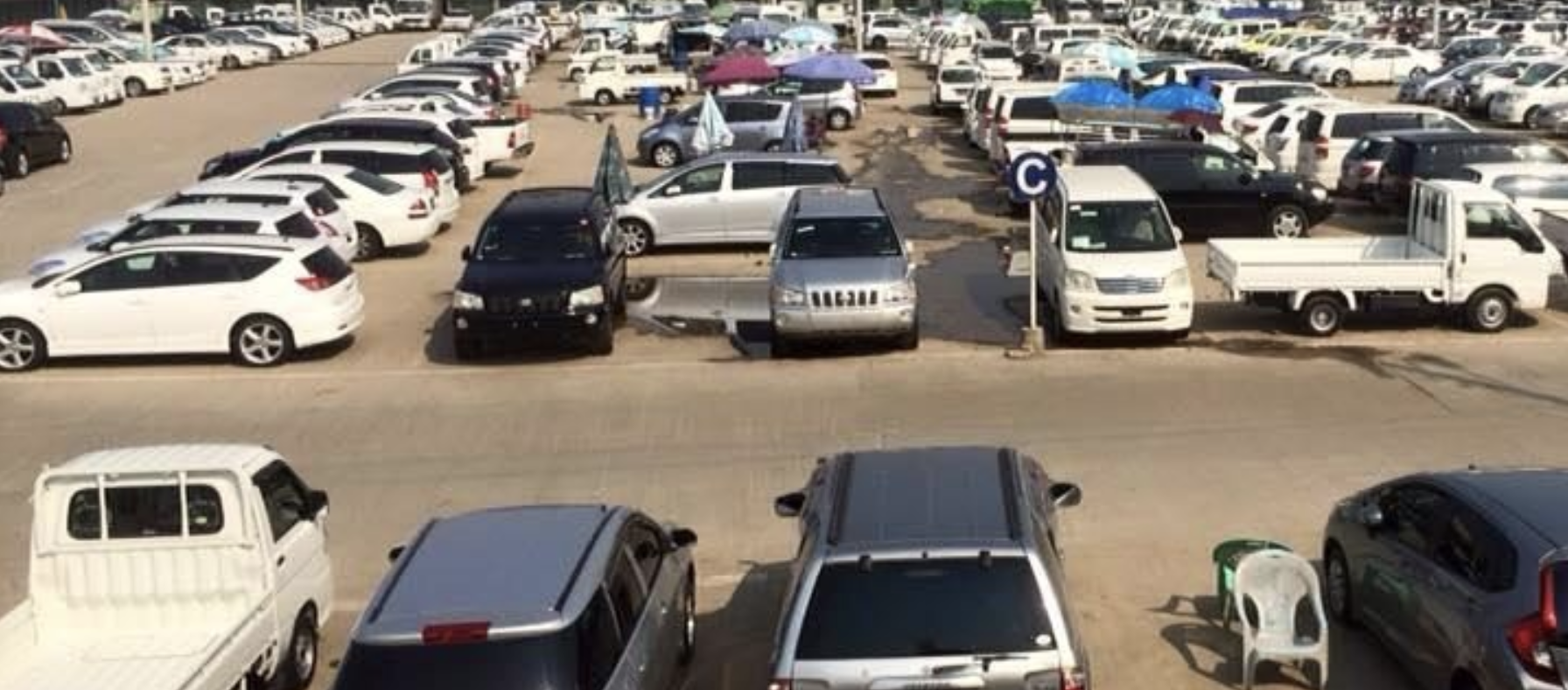 ကားအရောင်းအဝယ် ပြုလုပ်နေသည့် ရန်ကုန်မြို့ရှိ ဘာတာ ကားပွဲစားတန်း မြင်ကွင်း  / ဘာတာကားပွဲစားတန်း