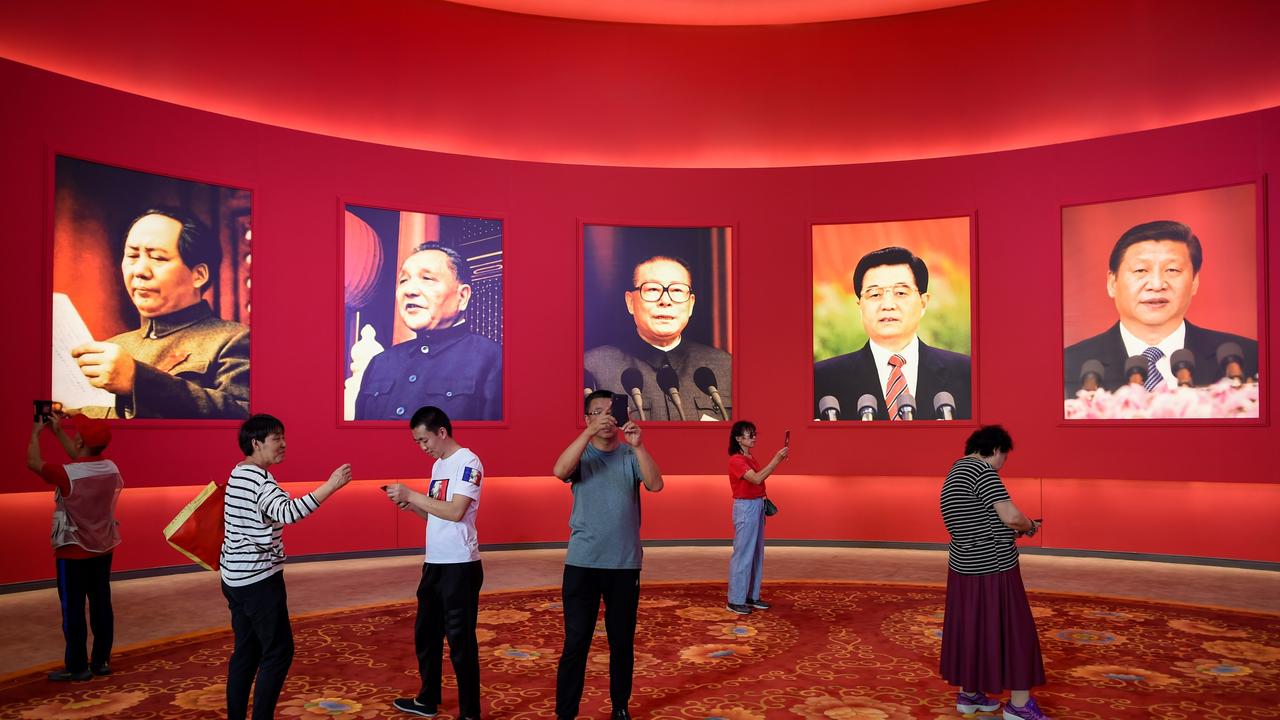 တရုတ်ကွန်မြူနစ်ခေါင်းဆောင်များ၏ ဓာတ်ပုံများ တန်းစီချိတ်ဆွဲထားသည်