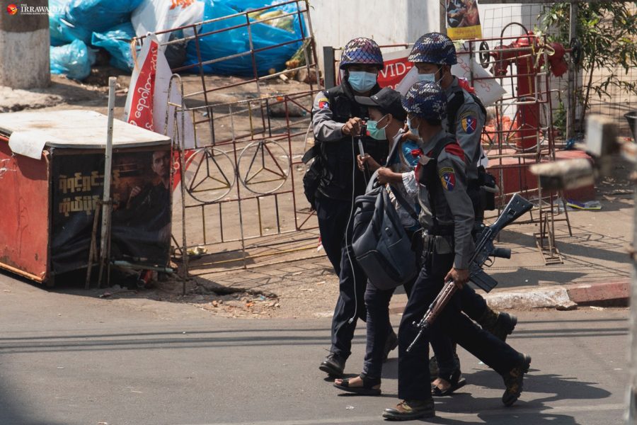 ၂၀၂၁ ခုနှစ်၊ ဖေဖော်ဝါရီလ ရန်ကုန် မြေနီကုန်း ဆန္ဒပြပွဲကို သတင်းယူနေသော မြန်မာနောင်း သတင်းထောက် မကေဇွန်နွေးအား ရဲက ဖမ်းဆီးစဉ်  / ဧရာဝတီ