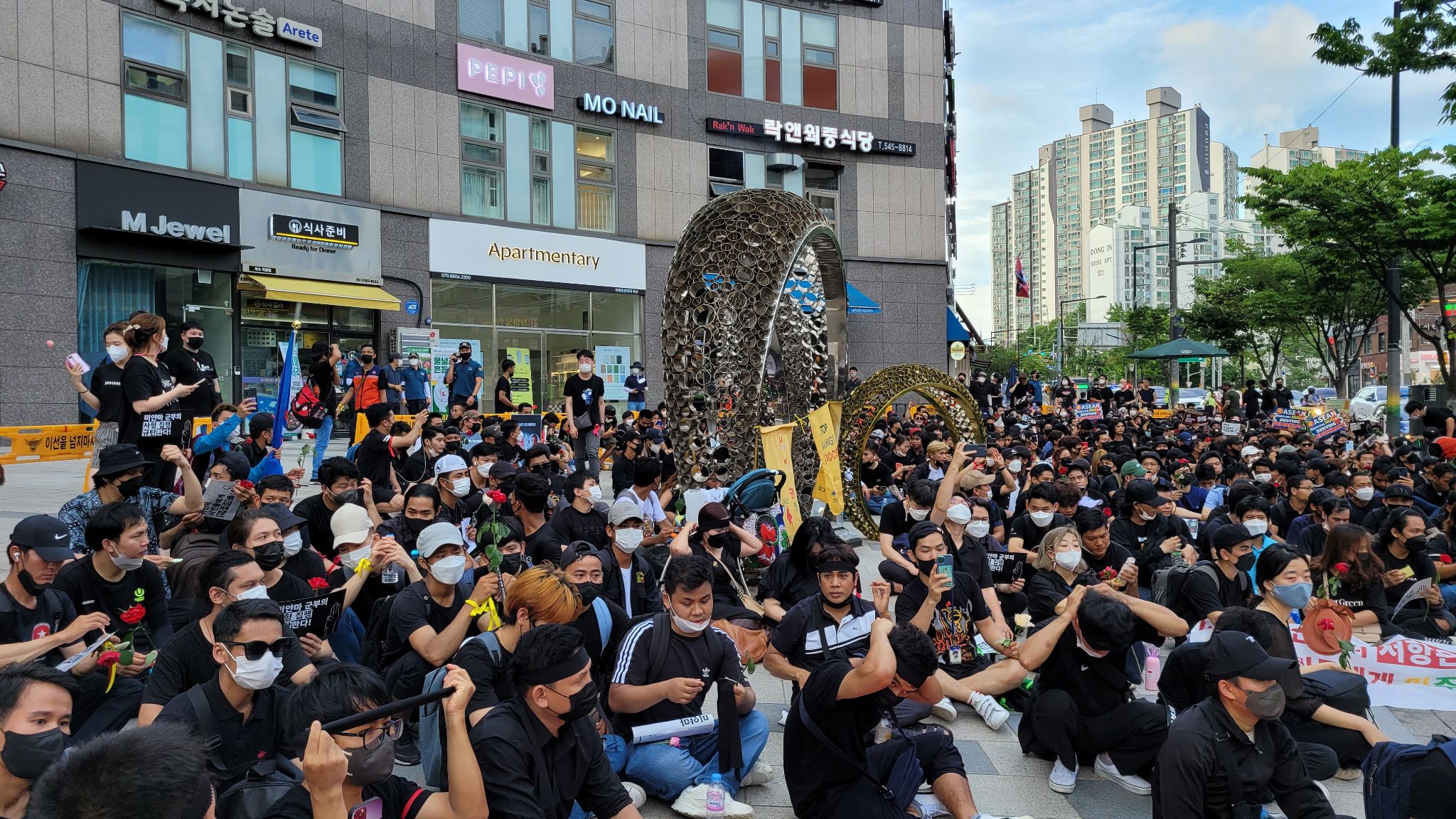 မြန်မာ့ဒီမိုကရေစီလှုပ်ရှားသူများအား စစ်ကောင်စီက သေဒဏ်ပေးခဲ့ခြင်းအပေါ် ၂၀၂၂ခု ဇူလိုင် ၃၀ရက်က တောင်ကိုရီးယားနိုင်ငံ ဆိုးလ်မြို့ရှိ မြန်မာစစ်သံရုံးသို့ ချီတက်ဆန္ဒပြနေသည့် ကိုရီးယားရောက် မြန်မာများ