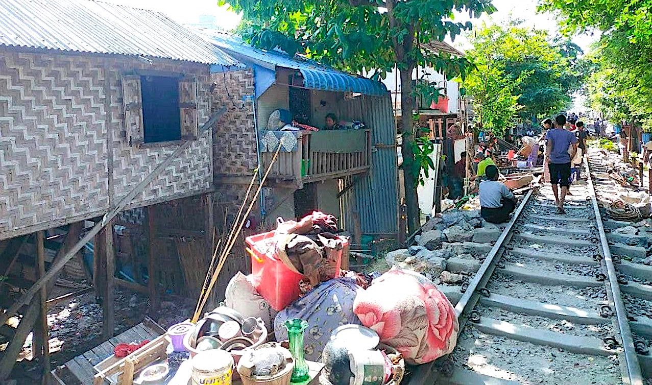 ကျူးဟုဆိုကာ ဖျက်ခံရသည့် အောင်မြေသာစံမြို့နယ်အတွင်းက နေအိမ်တချို့  / CJ