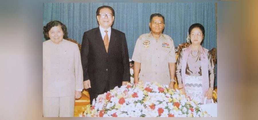 သမ္မတ ကျန်ဇီမင်း၊ ဗိုလ်ချုပ်မှူးကြီး သန်းရွှေနှင့် ၎င်းတို့၏ ဇနီးများကို မြန်မာတွင် ၂၀၀၁ ခုနှစ်က တွေ့ရစဉ်