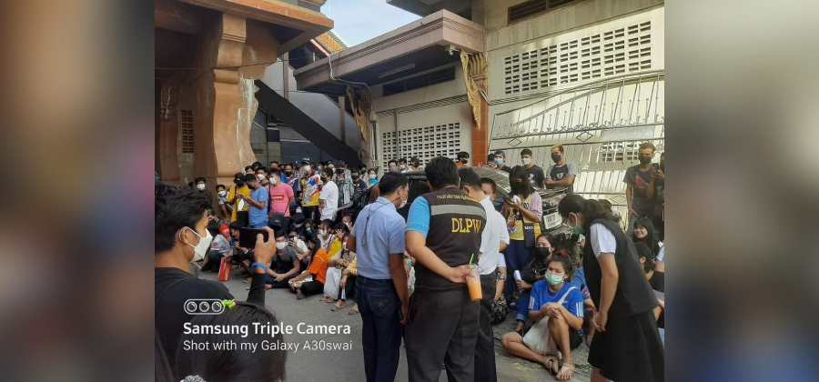 ဒီဇင်ဘာ ၉ ရက်က မဟာချိုင်ရှိ ထိုင်းနိုင်ငံ အလုပ်သမား ကူညီစောင့်ရှောက်ရေးရုံးရှေ့ ဆန္ဒပြနေကြစဉ်