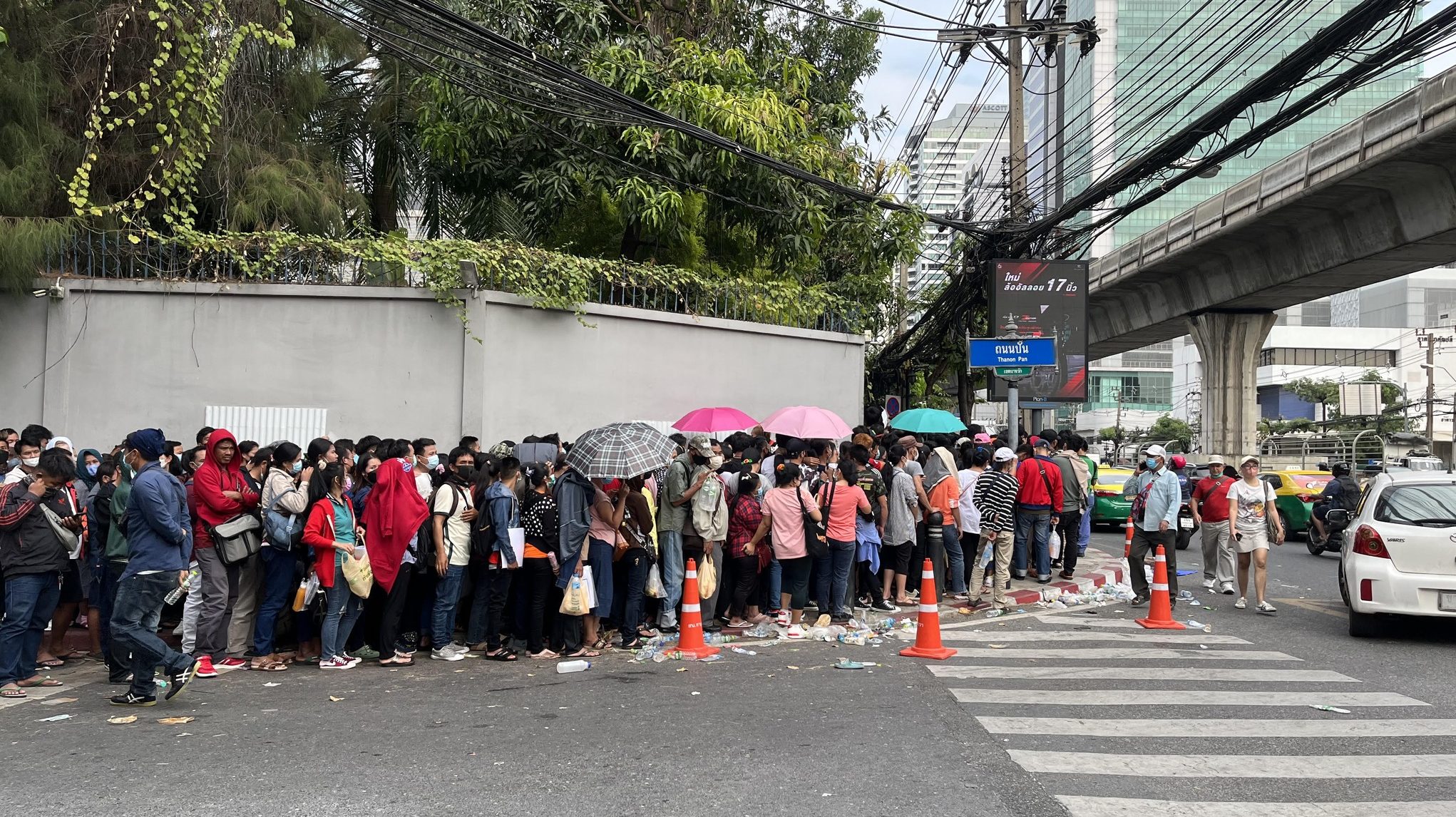 ထိုင်းနိုင်ငံ ဘန်ကောက်မြို့  မြန်မာသံရုံးသို့ ပတ်စ်ပို့သက်တမ်းတိုးပြီး စာအုပ်များ လာရောက်ယူဆောင်ကြသည့် မြန်မာနိုင်ငံသားများ / မြန်မာသံရုံး