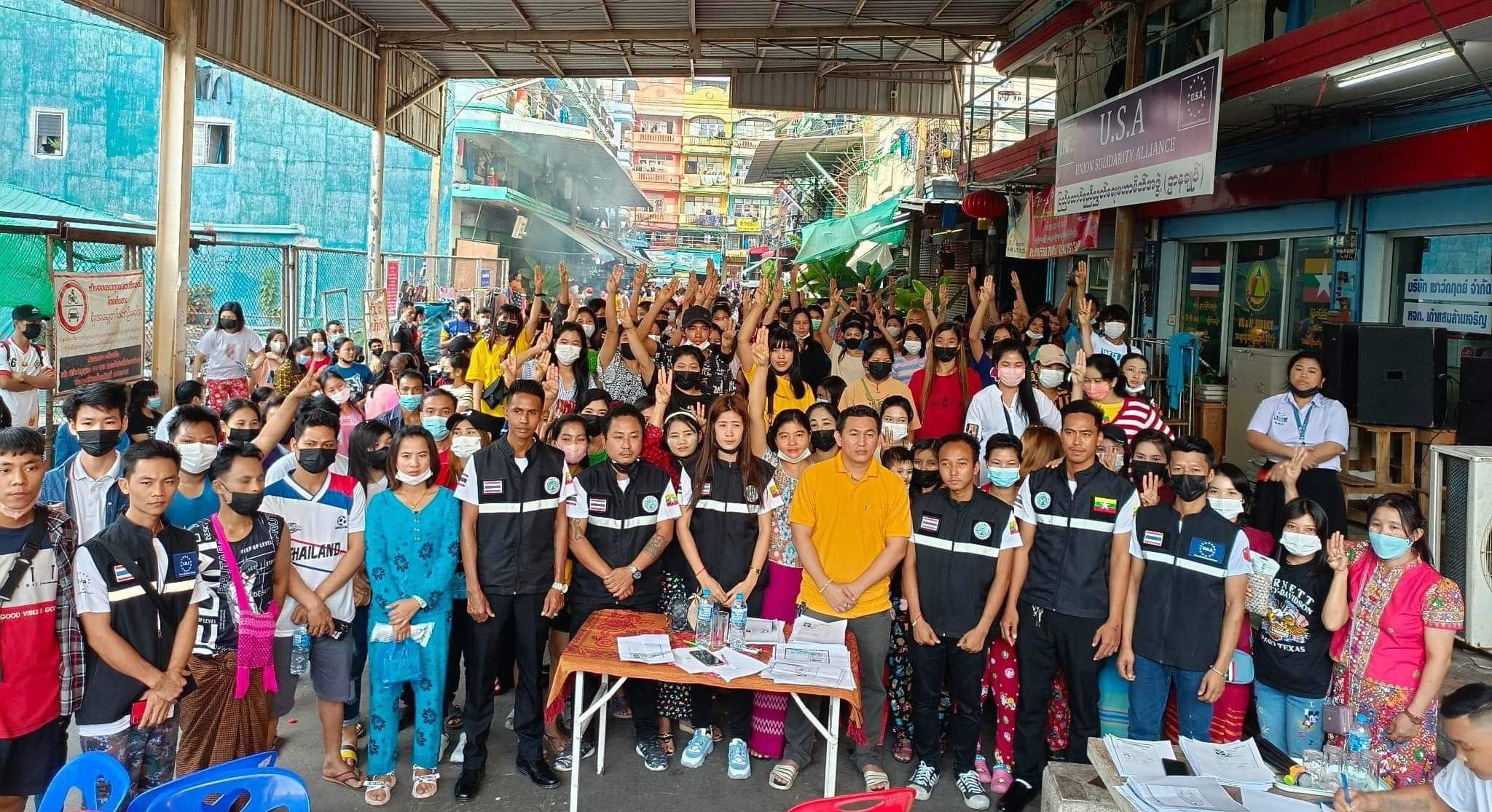 ၄ နှစ်ပြည့်မည့် MoU အလုပ်သမားများ AAC မဟာမိတ်ရုံးသို့ လာရောက်ကြစဉ် /  AAC