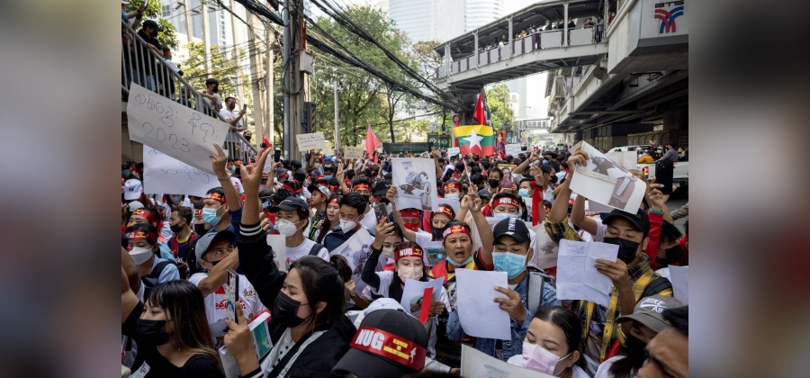 အာဏာသိမ်းမှု နှစ်နှစ်ပြည့်အဖြစ် ၂၀၂၃ ခုနှစ်၊ ဖေဖော်ဝါရီလ ၁ ရက်နေ့က ထိုင်းနိုင်ငံ၊ ဘန်ကောက်ရှိ မြန်မာသံရုံးရှေ့တွင် ဆန့်ကျင်ဆန္ဒပြကြစဉ် / AFP