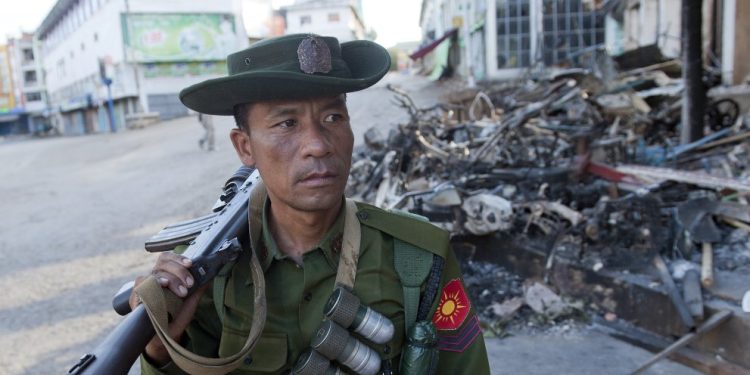 ၂၀၁၅ ခုနှစ် ကိုးကန့်စစ်ပွဲအတွင်း လောက်ကိုင်မြို့ကို မြန်မာစစ်တပ်က ထိန်းချုပ်ထားစဉ် တွေ့ရသော စစ်သားတဦး / AFP