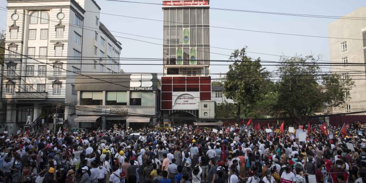 အာဏာသိမ်းပြီး ၁၅ ရက်အကြာ ရန်ကုန်မြို့ ဗဟန်းမြို့နယ် ရွှေဂုံတိုင်ရှိ NLD ရုံးချုပ်သို့ စစ်တပ်နှင့် ရဲများ ရောက်လာပြီး ရုံးတွင်းဝင်ရောက် ရှာဖွေရာ ဆန္ဒပြလူထုက ဤသို့ ပြန်လည်ဝိုင်းထားခဲ့သည် (ဧရာဝတီ)