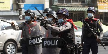 ၂၀၂၁ ခုနှစ်၊ ဖေဖော်ဝါရီလ ၂၇ ရက်နေ့က ရန်ကုန်တွင် စစ်အာဏာသိမ်းမှု ဆန့်ကျင်ရေး ဆန္ဒပြသူများကို စစ်အာဏာသိမ်းတပ်ဖွဲ့ဝင်များက ဖြိုခွင်းစဉ် / ဧရာဝတီ