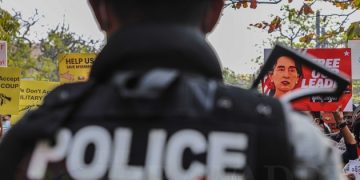 ၂၀၂၁ ခုနှစ် စစ်အာဏာသိမ်းမှုကို ဆန့်ကျင်နေသည့် မဲဆန္ဒရှင် ပြည်သူများ / ဧရာဝတီ