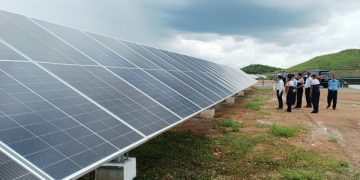 ၂၀၂၂ ခုနှစ်၊ အောက်တိုဘာလ ၂၆ ရက်နေ့က မန္တလေးတိုင်း၊ မြစ်သားမြို့နယ်ရှိ တောင်တော်ကွင်း ဆိုလာစွမ်းအင် စက်ရုံ စီမံကိန်းကို ကြည့်ရှုစစ်ဆေးနေသည့် လျှပ်စစ်စွမ်းအားဝန်ကြီးဌာန ဒုဝန်ကြီး ဒေါက်တာ အောင်ဇေယျ / MITV