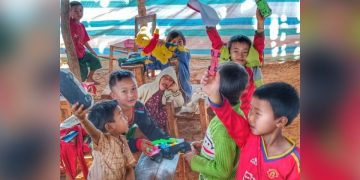 ကယားပြည်နယ်ရှိ ဒုက္ခသည်စခန်းတခုတွင် လက်ဆောင်ရသည့် ကစားစရာ အရုပ်များနှင့် ကလေးများ