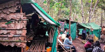 ကယားပြည်နယ်အတွင်းရှိ တောတောင်များတွင် စစ်ရှောင်နေရသည့် ဒေသခံတချို့ / ကရင်နီပြည် စစ်ရှောင် ကူညီစောင့်ရှောက်ရေး ကွန်ရက်