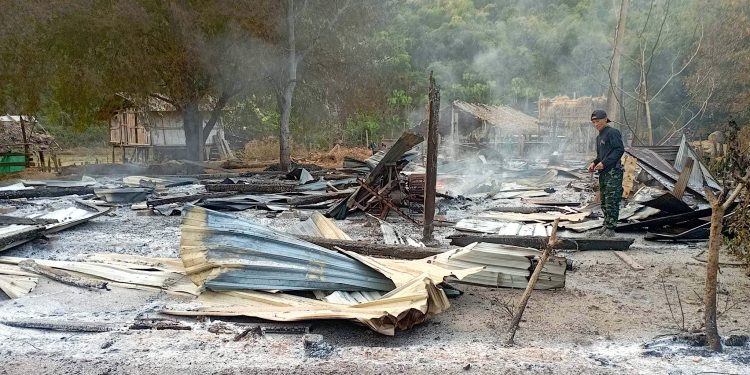 စစ်ကောင်စီ ဗုံးကြဲမှုကြောင့် ပျက်စီးခဲ့ရသည့် ဖာပွန်ခရိုင်အတွင်းရှိ ကျေးရွာနေအိမ်တချို့ / The Karen Post