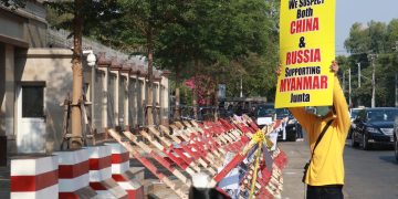 စစ်တပ်အာဏာသိမ်းပြီးနောက် ရန်ကုန်မြို့ တရုတ်သံရုံးရှေ့တွင် မြင်တွေ့ရသည့် ဆန္ဒပြမှု / ဧရာဝတီ