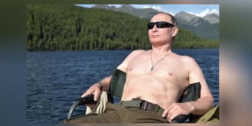 သမ္မတ ဗလာဒီမာ ပူတင် သည် ဗလ ထုတ်ပြရသည်ကို နှစ်ခြိုက်သူဖြစ်သည် / AFP