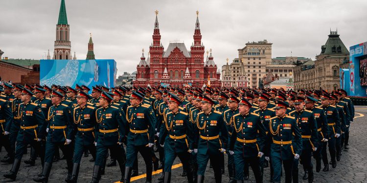 ရုရှားတပ်များသည် စစ်ရေးပြသောအခါ ကြည့်ကောင်းသော်လည်း ယူကရိန်းတွင် မရှုမလှ ရှုံးနေသည်