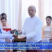 ကွယ်လွန်ကြပြီးဖြစ်သည့် ဖခင်ဖြစ်သူနှင့် ယောက္ခမတို့ကို ပေးအပ်သော ဘွဲ့များအား လက်ခံနေသည့် သမ္မတဟောင်း ဦးထင်ကျော်ကို ရုပ်သံဖန်သားပြင်တွင် မြင်ရစဉ်