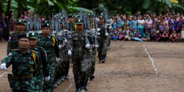 ၂၀၁၈ ခုနှစ်က ကရင်ပြည်နယ်တွင် KNLA တပ်ဖွဲ့ဝင်များ စစ်ရေးပြစဉ် / ဧရာဝတီ