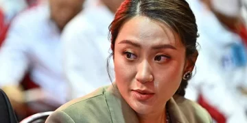 မစ္စ ပေတောင်တန် ရှင်နာဝပ်ထရာသည် လူ ၂၀၀၀ အားကောက်ယူခဲ့သော သဘောထားစစ်တမ်းတွင် ထောက်ခံမှု ၃၈ ဒသမ ၂ ရာခိုင်နှုန်း ရရှိခဲ့သည် / AFP