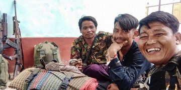 RFA သတင်းဌာနက ရရှိသွားသော စစ်သားတဦး၏ ဖုန်းထဲမှ ဗီဒီယိုတွင် လူသတ်မှုကို ထမင်းစားရေသောက် ပြောနေသော စစ်သားများ / RFA