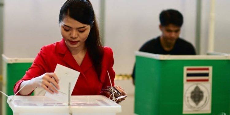 မေလ ၁၄ ရက်နေ့ ရွေးကောက်ပွဲအတွက် ဘန်ကောက်မြို့ ဈေးဝယ်စင်တာတခုအနီးရှိ မဲရုံတွင် ကြိုတင်မဲပေးနေသည့် အမျိုးသမီးတဦးကို ၂၀၂၃ ခုနှစ်၊ မေလ ၇ ရက်နေ့က တွေ့ရစဉ် / AFP