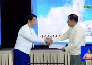နေပြည်တော်ရှိ မာရဝိဇယဗုဒ္ဓရုပ်ပွားတော်မြတ်အတွက် အလှူငွေပေးအပ်နေသည့် ဦးမောင်ဝိတ် / CINCDS