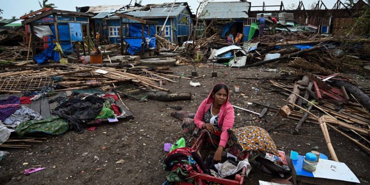 ရခိုင်ပြည်နယ်၊ စစ်တွေမြို့အနီး မိုခါဆိုင်ကလုန်းမုန်တိုင်းဒဏ်ကြောင့် ပျက်စီးမှုများကို တွေ့ရစဉ် / AFP