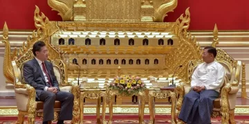 စစ်ကောင်စီခေါင်းဆောင် မင်းအောင်လှိုင်နှင့် တရုတ်နိုင်ငံခြားရေးဝန်ကြီး ချင်ကန်းတို့ ဧပြီလ ၂ ရက်နေ့က နေပြည်တော်တွင် တွေ့ဆုံစဉ် / Xinhua