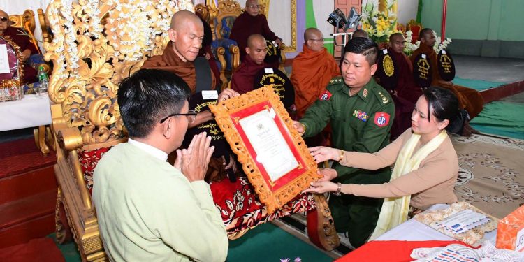 ၂၀၂၂ ခုနှစ် ဒီဇင်ဘာလက မိတ္ထီလာမြို့၌ ကျင်းပသည့် စူဠဘွဲ့နှင်းသဘင် အခမ်းအနားတွင် တွေ့ရသည့်တပ်မ ၉၉ ဒုတပ်မမှူး ဗိုလ်မှူးကြီး သန်းနိုင်စိုး (ဓာတ်ပုံ- MNP)