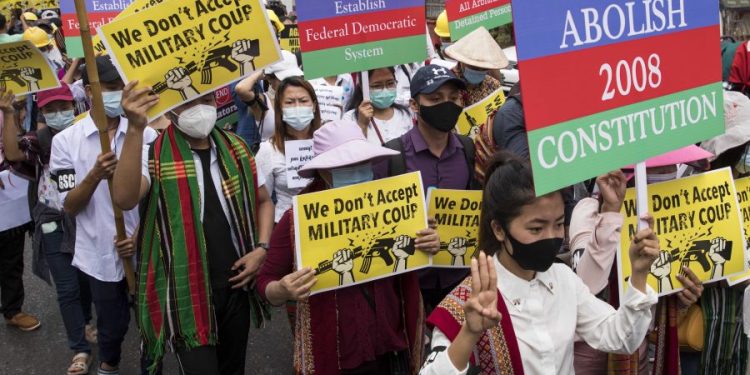 ၂၀၂၁ ခုနှစ်၊ ဖေဖော်ဝါရီလတွင် ရန်ကုန်ရှိ တိုင်းရင်းသား အဖွဲ့အစည်းများက စစ်အာဏာရှင်ဆန့်ကျင်ရေး ဆန္ဒပြပွဲတွင် ပူးပေါင်းပါဝင်စဉ် / ဧရာဝတီ