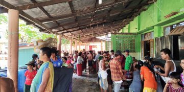 လပွတ္တာမြို့ပေါ် မုန်တိုင်းရှောင်လာသည့် ပြည်သူတချို့နှင့် စက်လှေများ / Heart Laputta