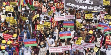 ၂၀၂၁ ခုနှစ်၊ ဖေဖော်ဝါရီလက ရန်ကုန်တွင် စစ်အာဏာသိမ်းမှုကို လူမျိုးပေါင်းစုံသပိတ် ဆန္ဒပြစဉ် / ဧရာဝတီ