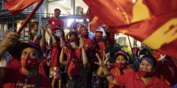 ၂၀၂၀ အထွေထွေရွေးကောက်ပွဲ အနိုင်ရမှုကို ရန်ကုန်တွင် အောင်ပွဲခံနေသည့် NLD ထေက်ခံသူများ / ဧရာဝတီ