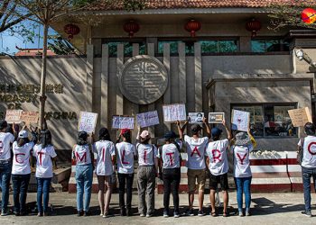 မြန်မာစစ်အာဏာသိမ်းမှုကို တရုတ်အစိုးရထောက်ခံမှုအား အာဏာသိမ်းမှုဆန့်ကျင်သူများက ရန်ကုန်မြို့ရှိ တရုတ်သံရုံးရှေ့တွင် ၂၀၂၁ ခုနှစ်၊ ဖေဖော်ဝါရီလက ရှုတ်ချဆန္ဒပြပွဲ ကျင်းပစဉ် / ဧရာဝတီ