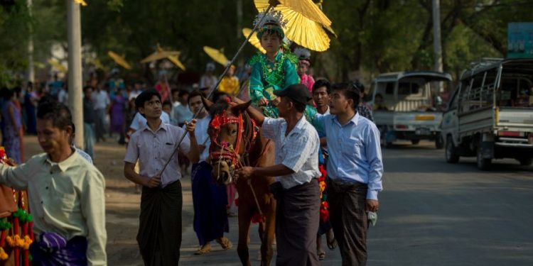 ၂၀၁၇ ခုနှစ်၊ မတ်လက မန္တလေးတိုင်း၊ မြင်းကပါရွာတွင် ပြုလုပ်သည့် ရှင်လောင်းလှည့်ပွဲ / AFP