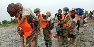 မုန်တိုင်းမိုခါဒဏ်သင့် ရခိုင်ဒုက္ခသည်များကို AA တပ်ဖွဲ့ဝင်များက ကူညီရွှေ့ပြောင်းပေးစဉ်