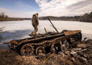 ယူကရိန်းတွင် ဖျက်ဆီးခံထားရသည့် ရုရှားတင့်ကားတစီး / AFP