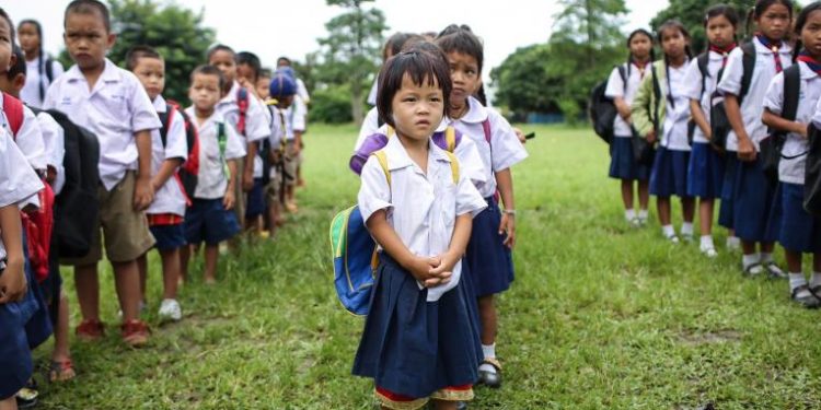 ထိုင်းနိုင်ငံရှိ ရွှေ့ပြောင်းမြန်မာကလေးငယ်များ ကျောင်းတက်ရန် ပြင်ဆင်နေစဉ်/ UNICEF
