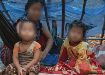 သံလွင်ငြိမ်းချမ်းရေးဥယျာဉ်အတွင်းရှိ ပြည်တွင်းနေရပ်စွန့်ခွာသူများစခန်းတခု ၂၀၂၁ ခုနှစ်၊ မတ်လက လေကြောင်းတိုက်ခိုက်ခံရပြီးနောက် ခိုလှုံပုန်းရှောင်နေသူများ / KESAN