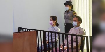 စစ်ကောင်စီသည် ဒေါ်အောင်ဆန်းစုကြည်ကို အဂတိလိုက်စားမှု အပါအဝင် ဒါဇင်နှင့်ချီသည့် အမှုများဖြင့် တရားစွဲထားပြီး လတ်တလောတွင် ထောင်ဒဏ် ၃၃ နှစ် ချမှတ်ခံထားရသည်