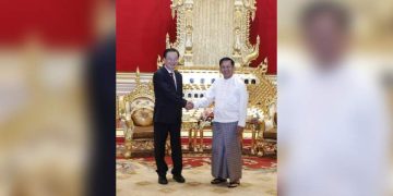 ယူနန်ပြည်နယ် ပါတီကော်မတီ အတွင်းရေးမှူး မစ္စတာ ဝမ်နင်နှင့် စစ်ခေါင်းဆောင် မင်းအောင်လှိုင်တို့ နေပြည်တော်တွင် ဧပြီလ ၃ ရက်နေ့က တွေ့ဆုံစဉ် / NP News