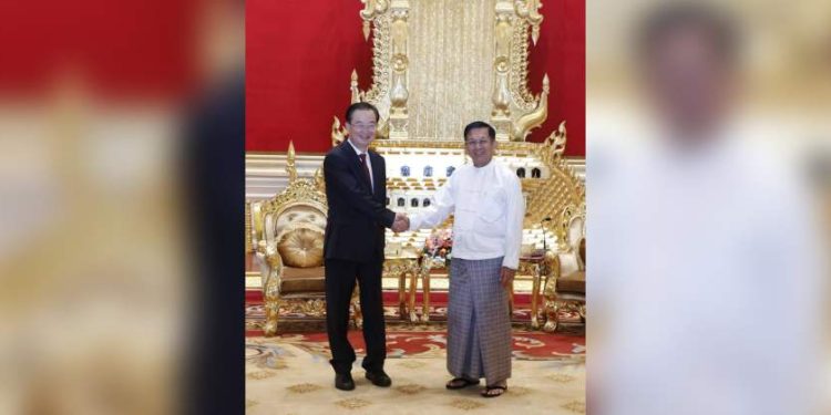 ယူနန်ပြည်နယ် ပါတီကော်မတီ အတွင်းရေးမှူး မစ္စတာ ဝမ်နင်နှင့် စစ်ခေါင်းဆောင် မင်းအောင်လှိုင်တို့ နေပြည်တော်တွင် ဧပြီလ ၃ ရက်နေ့က တွေ့ဆုံစဉ် / NP News